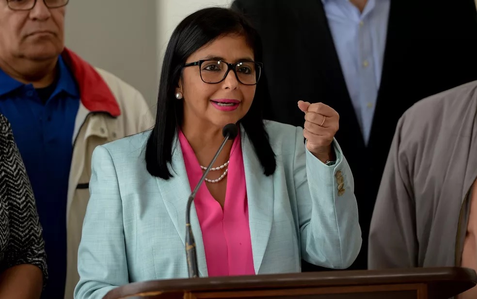 Forças Armadas da Venezuela reconhecem vice como presidente interina