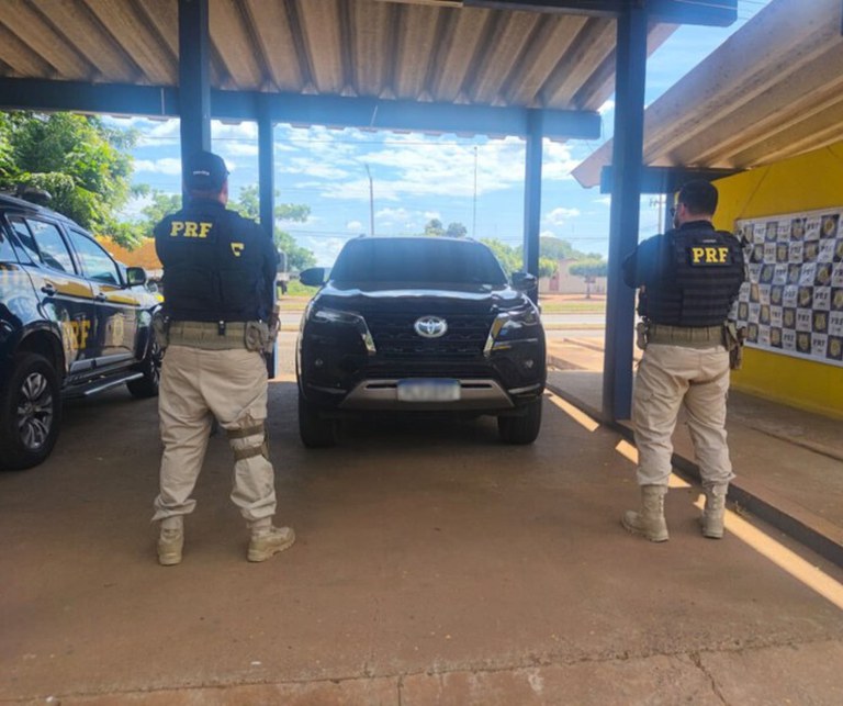 PRF flagra Hilux adulterada durante fiscalização em Picos