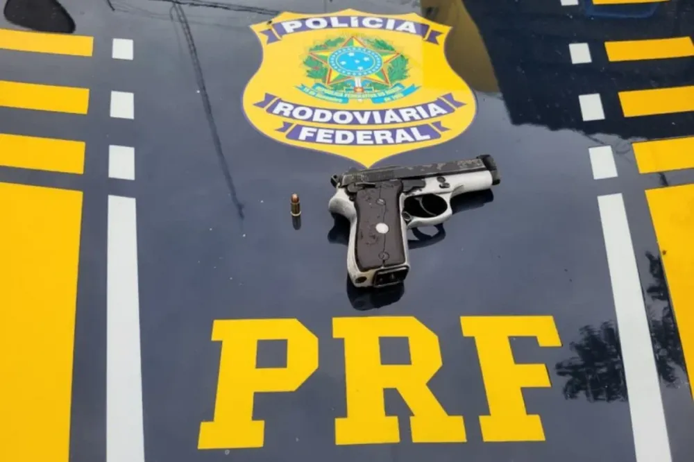 PRF apreende arma de fogo após atendimento a acidente na BR-316, em Picos