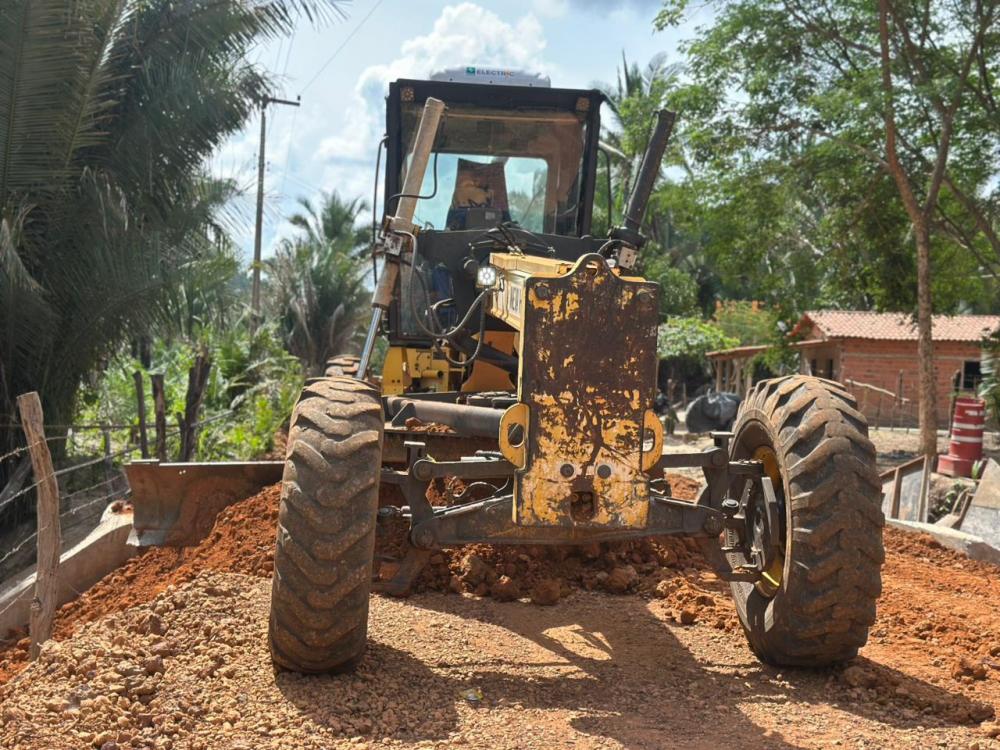 Prefeitura de São Pedro do Piauí restaura estradas e implanta bueiros 