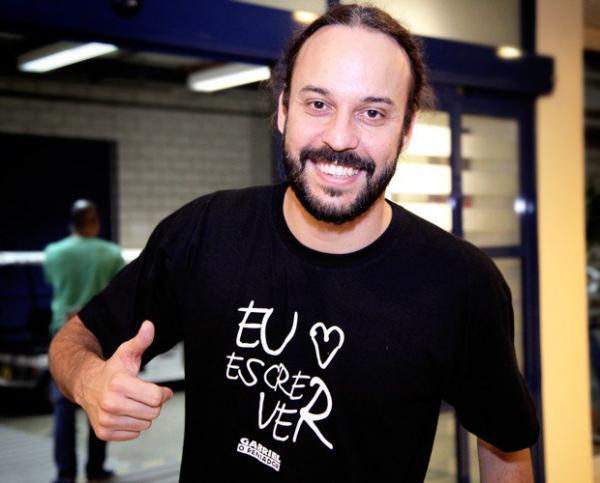 Cantor Gabriel, o Pensador, faz rap em homenagem à Piripiri