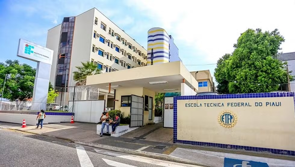 IFPI lança edital de concurso para professor com mais de 80 vagas e salário de até R$ 13,7 mil; veja edital