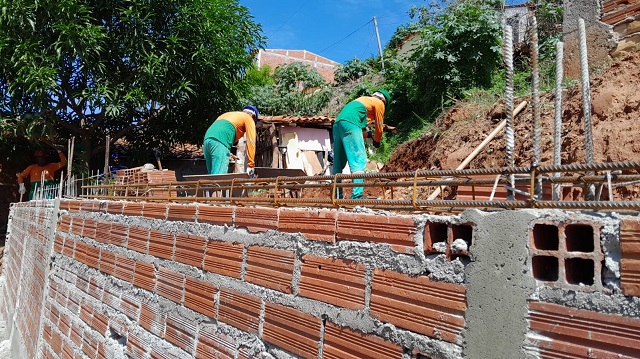 PICOS | Secretaria de Obras reconstrói paredão na Rua Bahia II