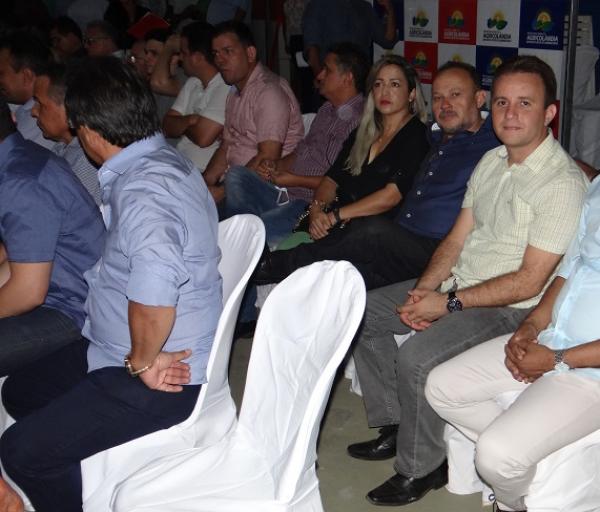 Prefeito Junior Bill e vereador Manim estiveram prestigiando várias inaugurações na cidade de Agricolândia