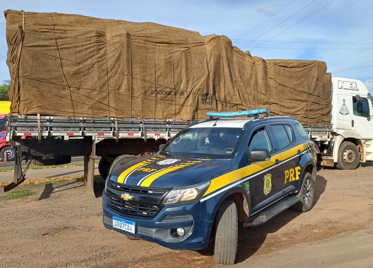 PRF flagra transporte de 41,79 m³ de madeira nativa, com excesso de 16,79 m³, durante fiscalização em Picos