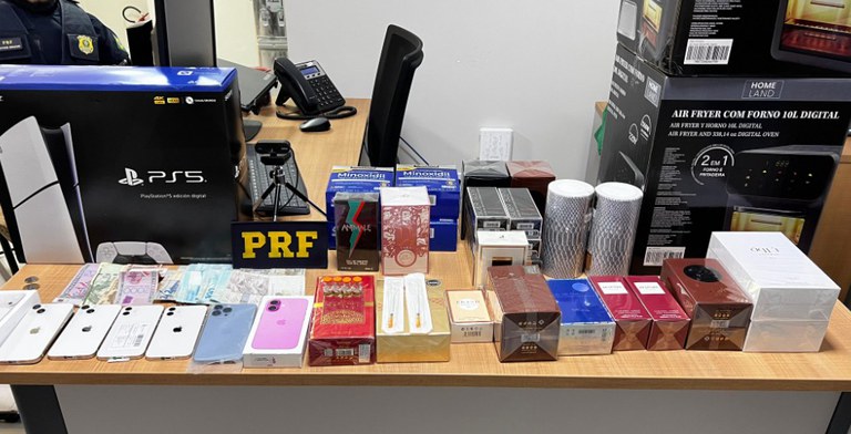 PRF intercepta carga com vários iPhones, medicamento para emagrecimento e outros produtos contrabandeados na BR-316 em Picos