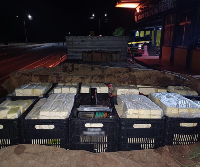 PRF apreende 3,5 toneladas de queijo transportadas de forma irregular na BR-316, em Picos