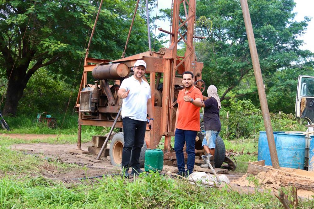 Prefeito Luciano acompanha início da perfuração de poço tubular na zona rural de Hugo Napoleão