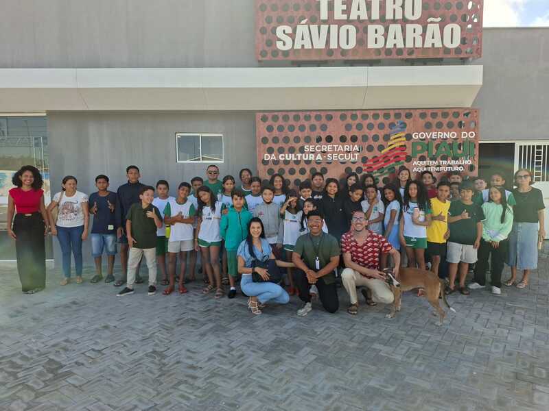 Alunos da Escola Joaquim Nicolau vivenciam experiência cultural em visita ao Teatro Sávio Barão