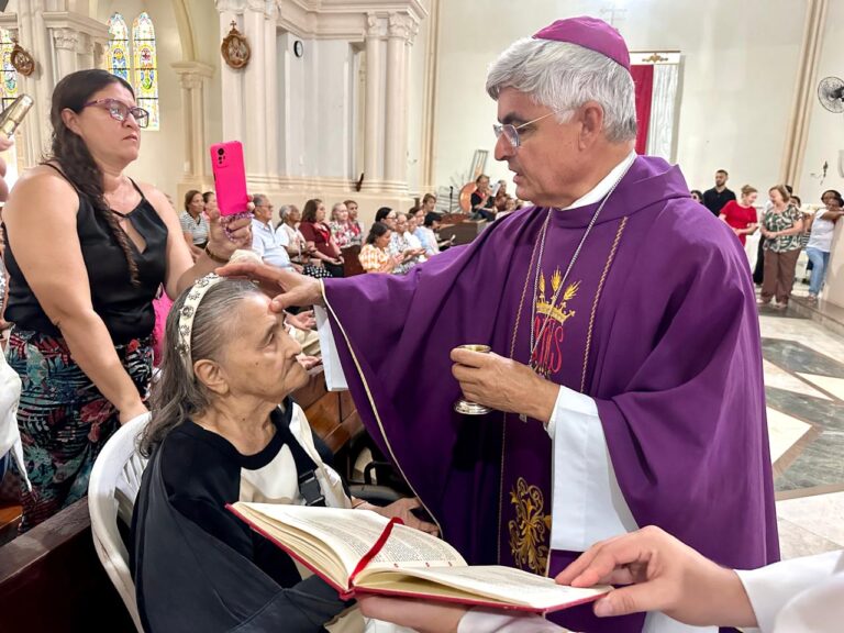 Missa dos enfermos reúne idosos e doentes na Catedral de Picos durante a Semana Santa