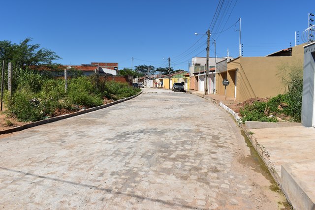 Prefeitura de Picos reconstrói 700 m2 de calçamento no Loteamento Guanambi