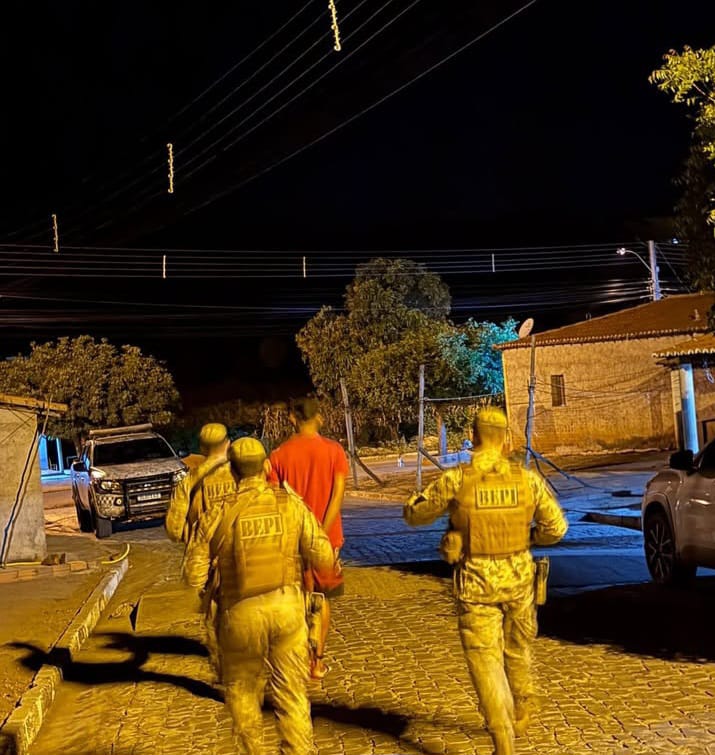 Homem suspeito de tráfico de drogas é conduzido à Central de Flagrantes de Picos