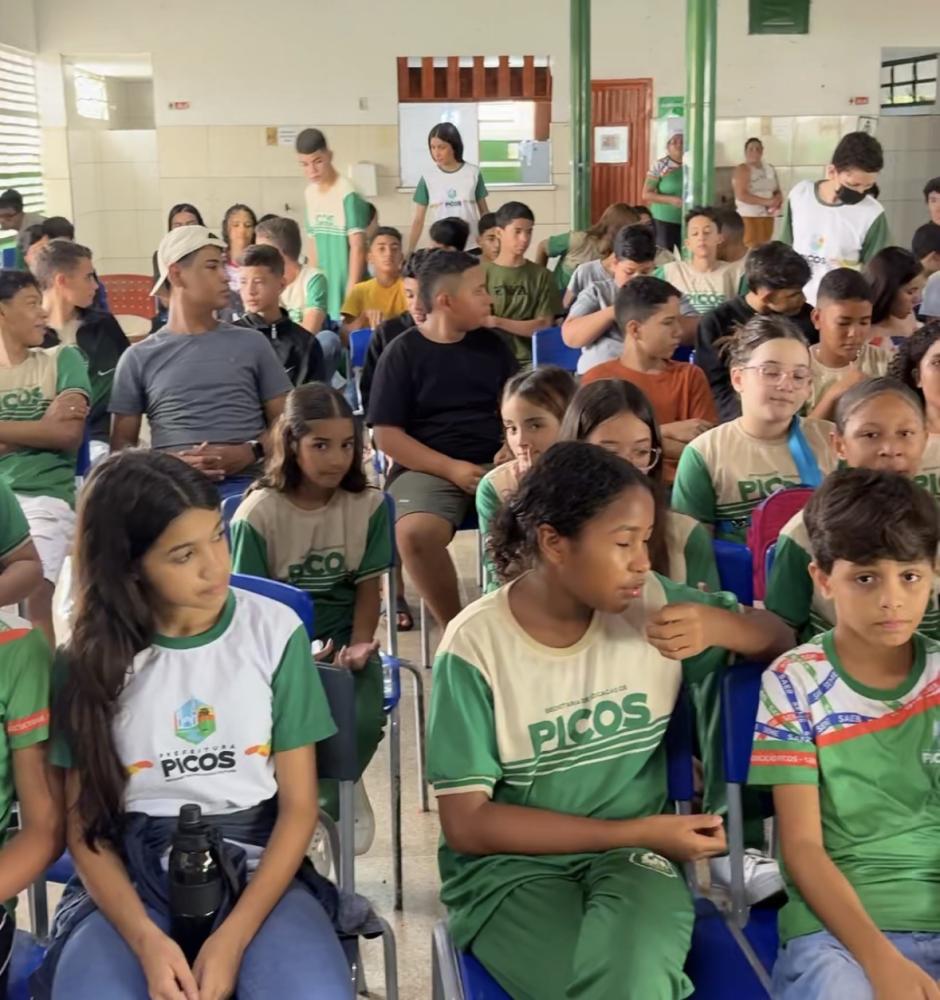 Palestra sobre bullying promove reflexão entre estudantes da Escola Heli Nunes em Picos
