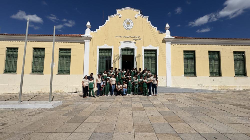 Alunos da Escola Joaquim Nicolau participam de aula de campo em pontos turísticos e históricos de Picos
