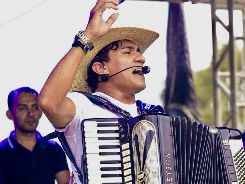 Cantor regenerense Gleyson Sanfoneiro ganha projeção regional com shows na Bahia, Maranhão e em todo o Piauí durante o São João 2026