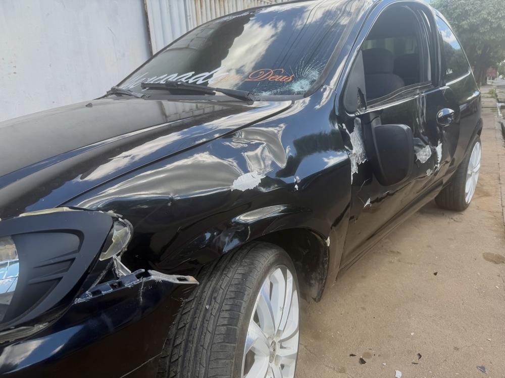 Jovem fica ferido após colisão entre motocicleta e carro no centro de Água Branca