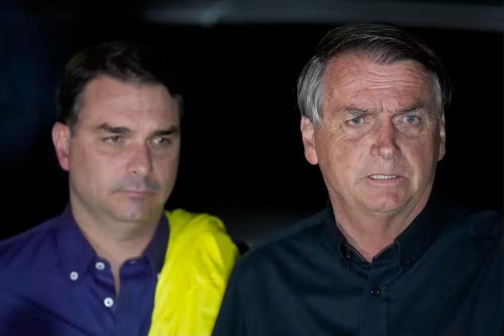 Flávio Bolsonaro e Jair Bolsonaro — Foto: AP Photo/Eraldo Peres