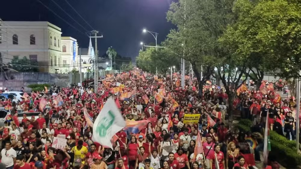 Manifestantes fazem ato de apoio à reeleição de Lula em Teresina - Foto: Caroline Vitorino