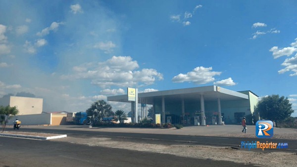 Incêndio próximo a postos de combustível em Piripiri