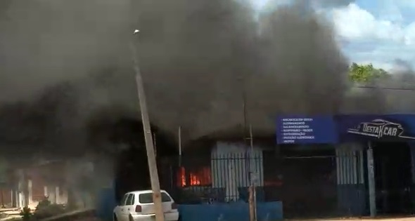 Incêndio destrói oficina mecânica e pelo menos 4 carros são queimados na zona sul de Teresina