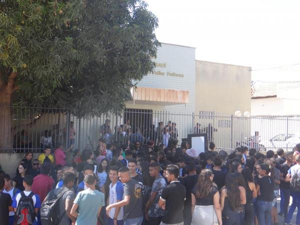 Centenas de pessoas se manifestaram em frente ao fórum