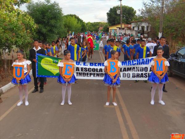 Desfile Cívico da Escola Benedita Machado encanta o público com sua beleza e organização