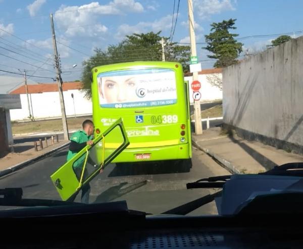 Porta de ônibus cai durante percurso na zona sul de Teresina
