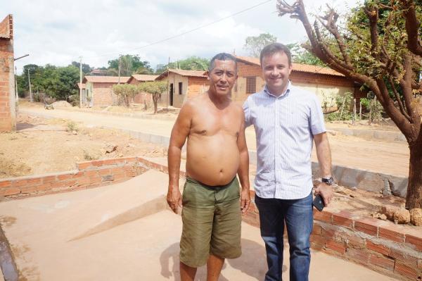 Prefeitura inicia construção de calcamento na Rua Manoel Teixeira 