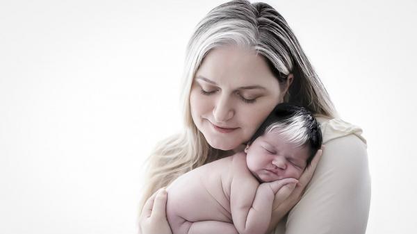 Bebê nasce com 'franja branca' igual a mãe e faz sucesso na internet