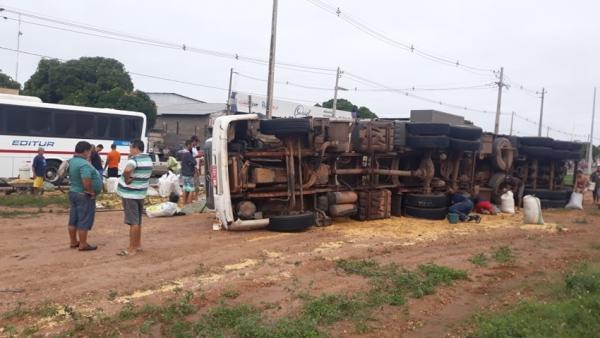 Carreta carregada de milho tomba na BR 316 em Teresina