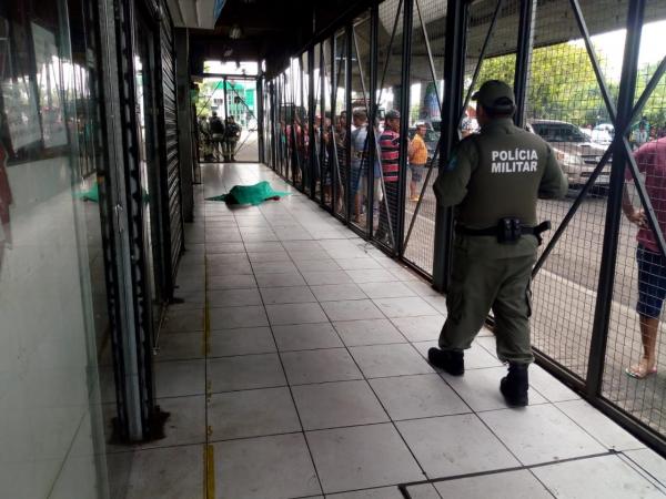 Vendedor de telefones na Praça da Bandeira em THE agride a esposa e é assassinado a facadas pelo filho da vítima