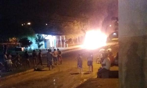 Dois ônibus coletivos são incendiados em ataques de criminosos em menos de 24 horas em Teresina