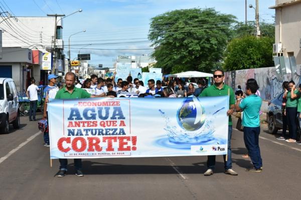 Alunos participam de caminhada em comemoração ao Dia Mundial da Água