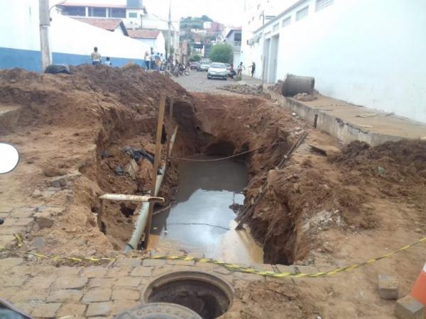 Prefeitura restabelece rede de esgoto na rua Francisco Prota