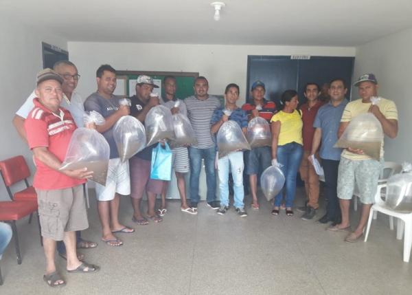 Agricultura e Emater entregam 15 mil alevinos para pequenos agricultores são-pedrenses
