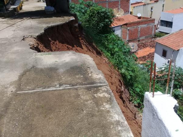 Chuva causa deslizamento de terra e atinge árvores em Picos 