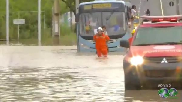 Teresina | Ônibus escolar fica preso na água e bombeiros são acionados para resgatar crianças