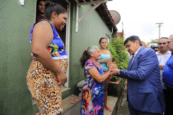 Governador promete ajuda às famílias durante visita ao local da enxurrada que vitimou duas pessoas em Teresina