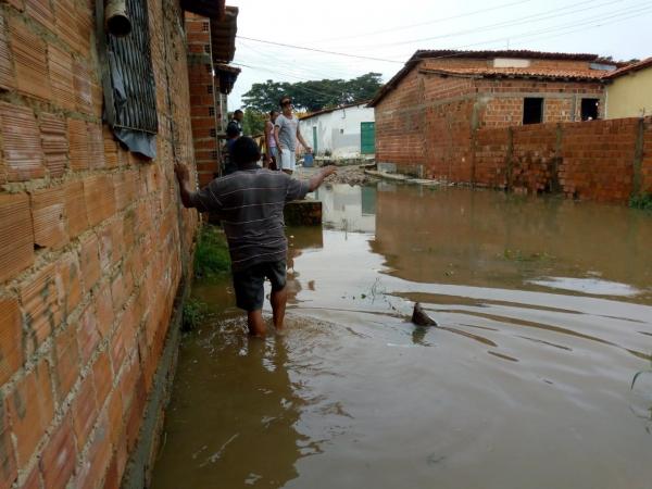 Famílias ficam desabrigadas após água de rio invadir casas em Teresina