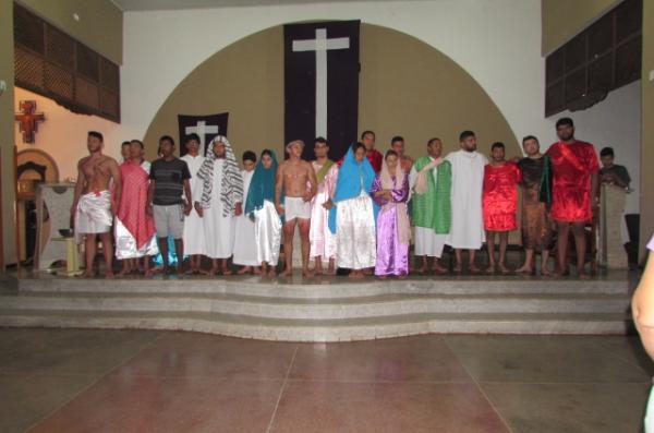 Jovens emociona fiéis com dramatização da Paixão e Morte de Cristo