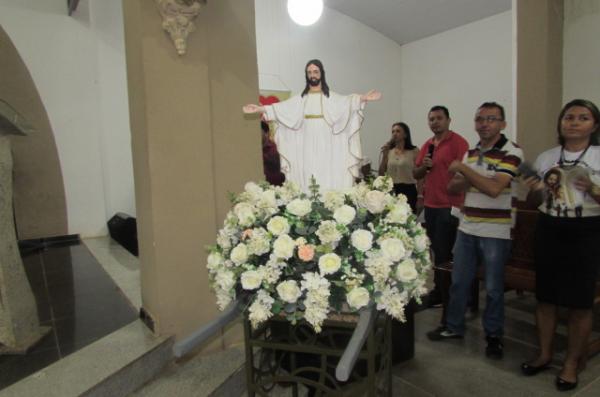 Fieis participam da missa de Páscoa na paróquia de São Francisco de Assis