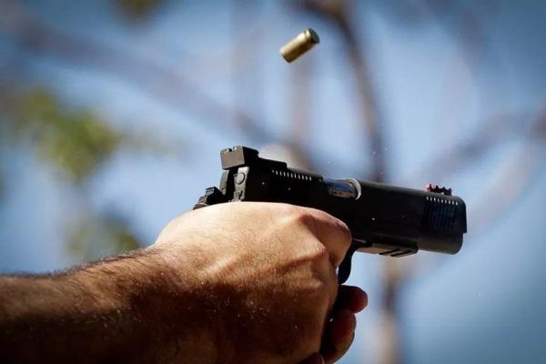 Homem é preso por porte de arma de fogo e corrupção de menores