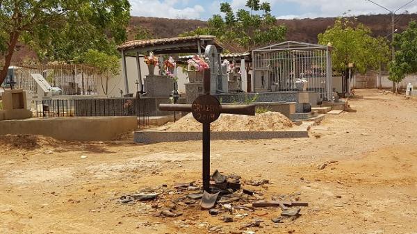 Cemitérios de Picos recebem mutirões de limpeza para o Dia das Mães
