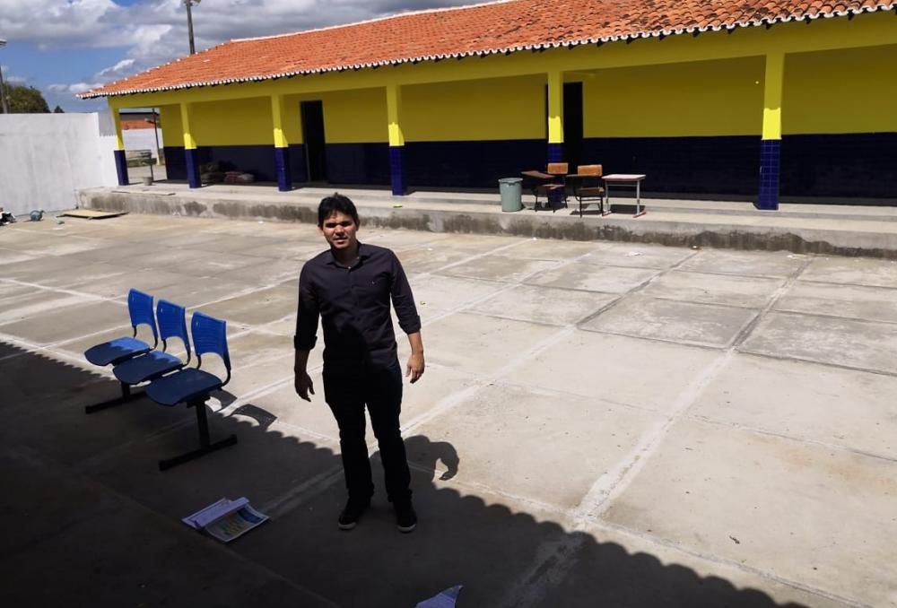 Prefeito Júnior Ribeiro visita obra de reforma e ampliação em escola do município