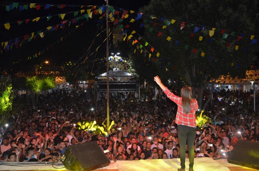 São Pedro | Conde do Forró, Os Meninos de Barão e mais duas atrações agitaram a segunda noite de festas; imagens