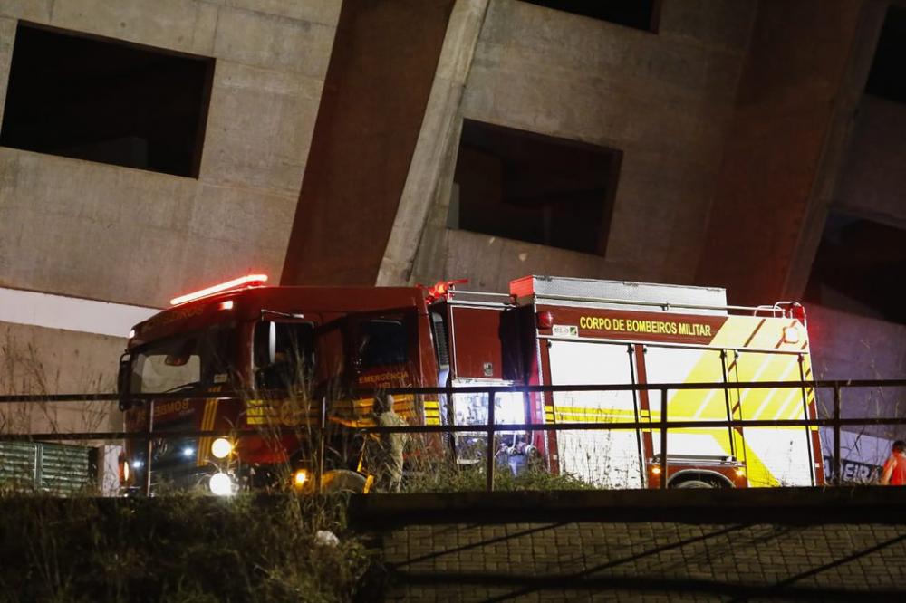 Corpo de Bombeiros é acionado para controlar incêndio em camarote no estádio Albertão em Teresina