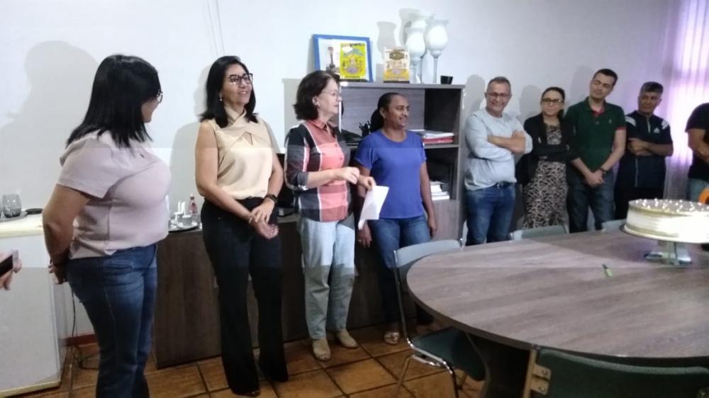 Os funcionários, servidores e todos os presentes foram surpreendidos com um lindo bolo e uma surpresa feita pela Prefeita Ceiça Dias