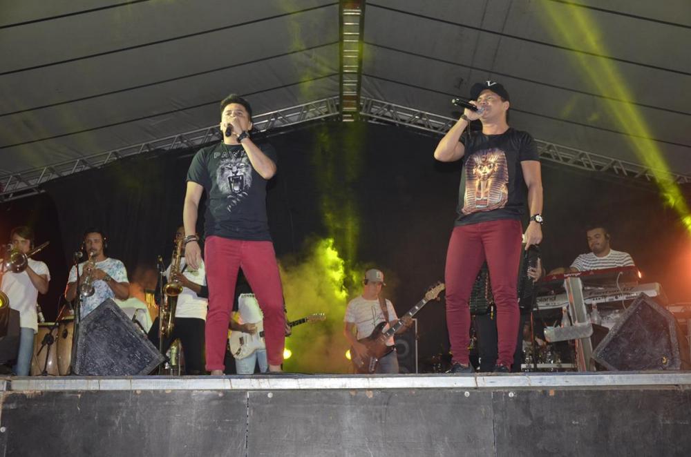 Show em praça pública encerra o festejo de Olho D’água do Piauí; veja imagens