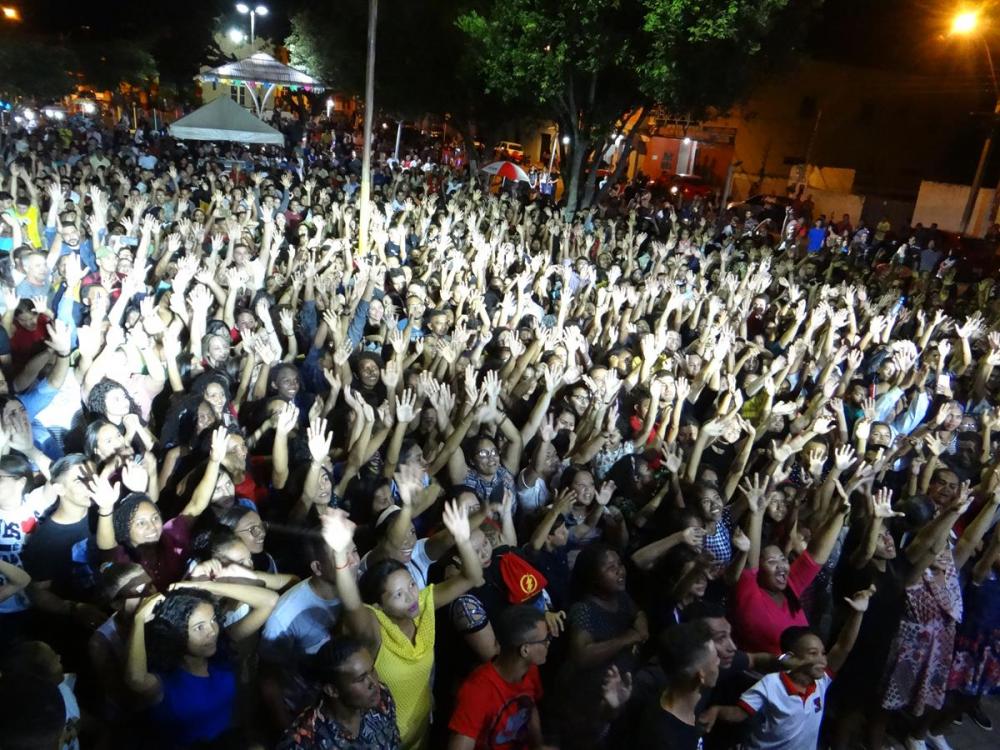 Show gospel reúne multidão em comemoração ao dia do evangélico em São Pedro do Piauí; imagens
