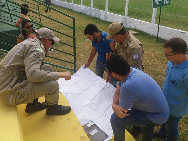 Corpo de Bombeiros de Picos realizam vistoria no Estádio